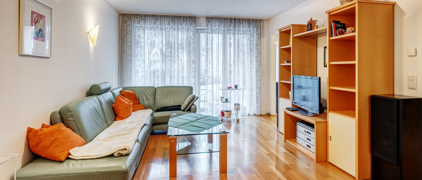 apartment with garden 	 München Solln 01 living room 12884