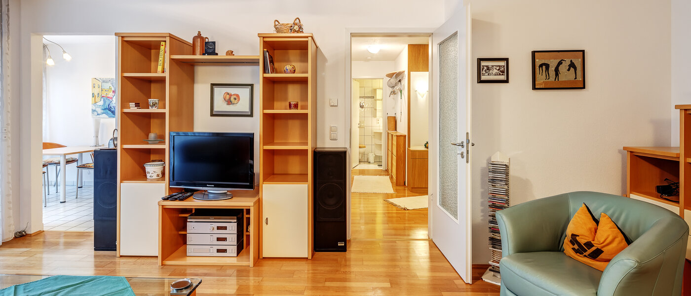 apartment with garden 	 München Solln 02 living room 12884