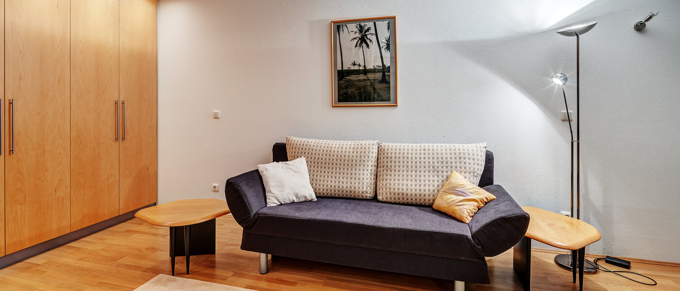 apartment with garden 	 München Solln 01 Workspace/Guestroom 12884