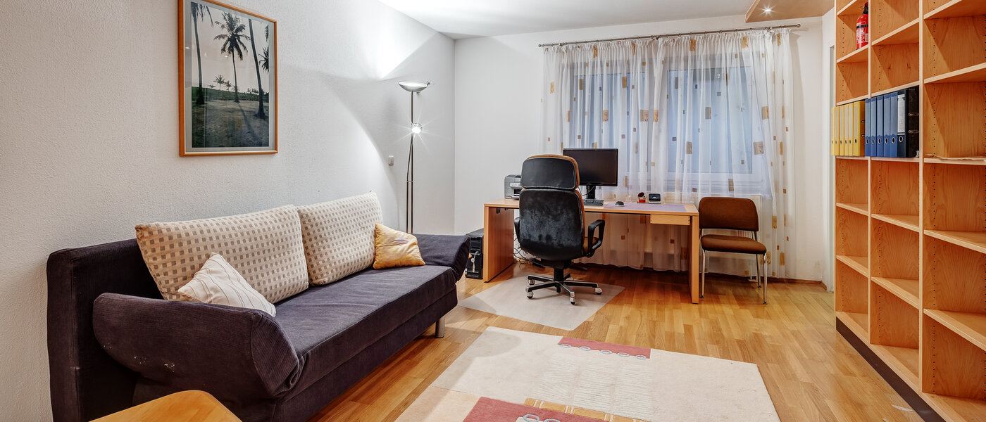 apartment with garden 	 München Solln 02 Workspace/Guestroom 12884