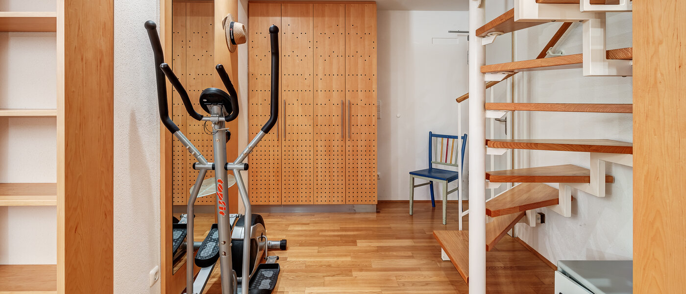 apartment with garden 	 München Solln 03 Workspace/Guestroom 12884