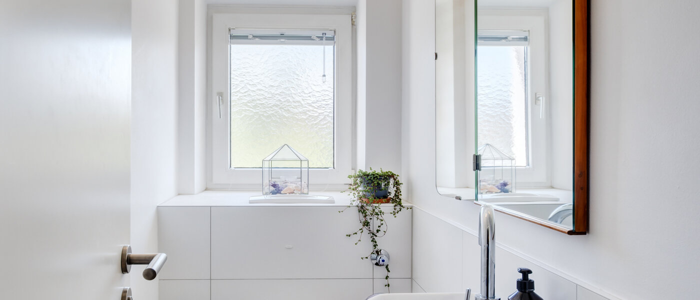 apartment München Bogenhausen 01 guest toilet 12911