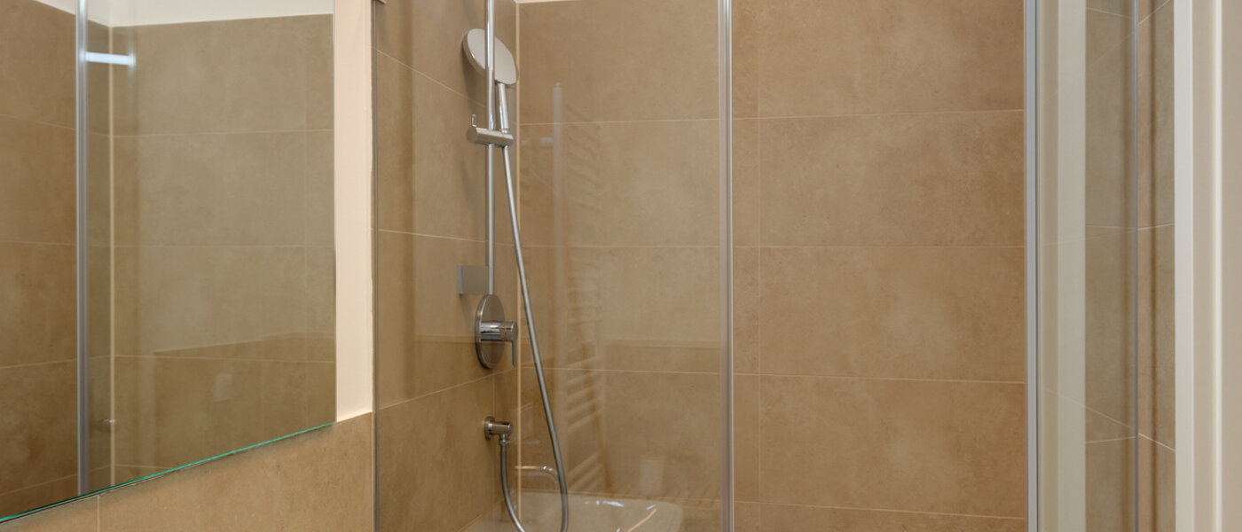 attic apartment München Isarvorstadt 01 2. bathroom 12963