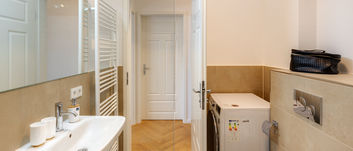 attic apartment München Isarvorstadt 04 1. bathroom 12963