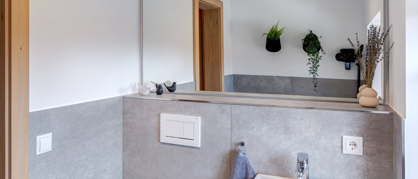 gallery apartment  Gmund am Tegernsee 01 guest toilet 12967