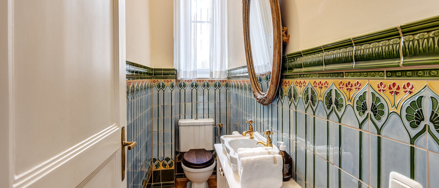 apartment München Herzogpark 01 guest toilet 13017