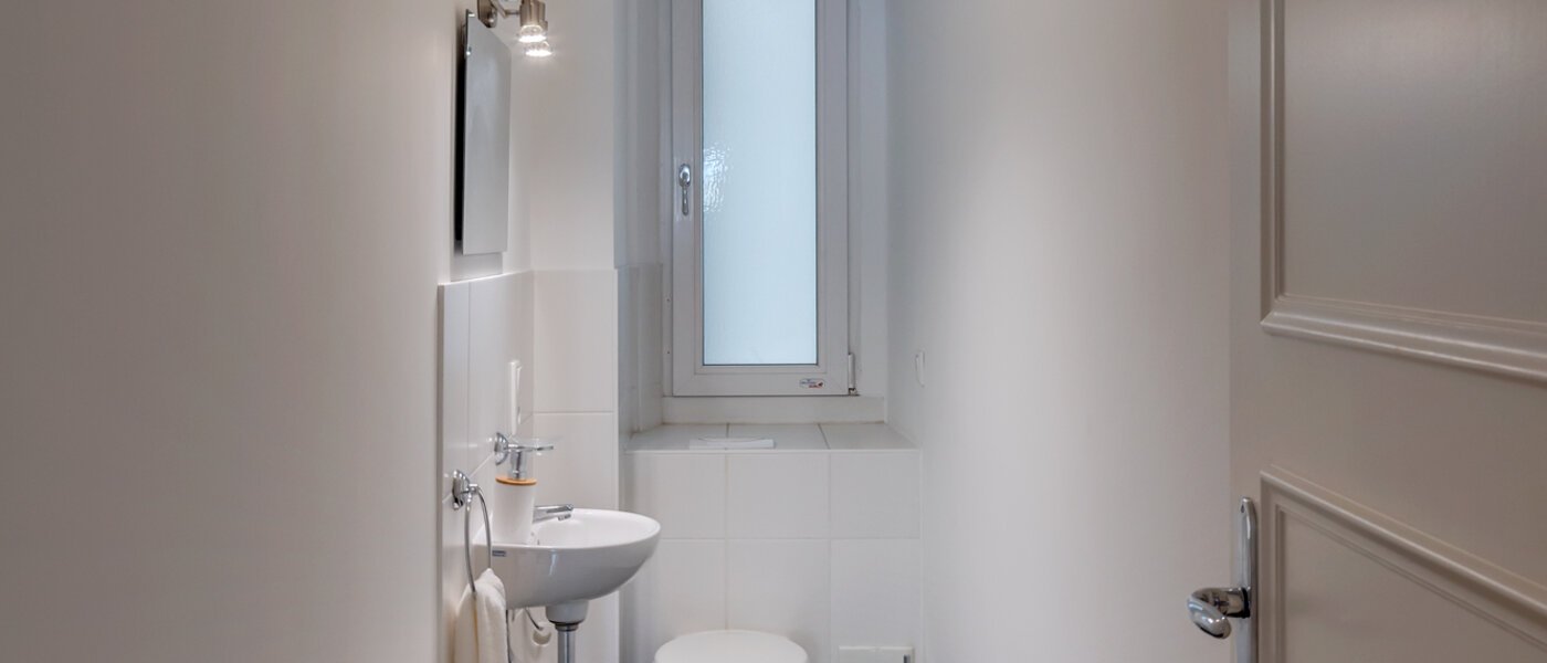 apartment München Haidhausen 01 separate toilet 13029