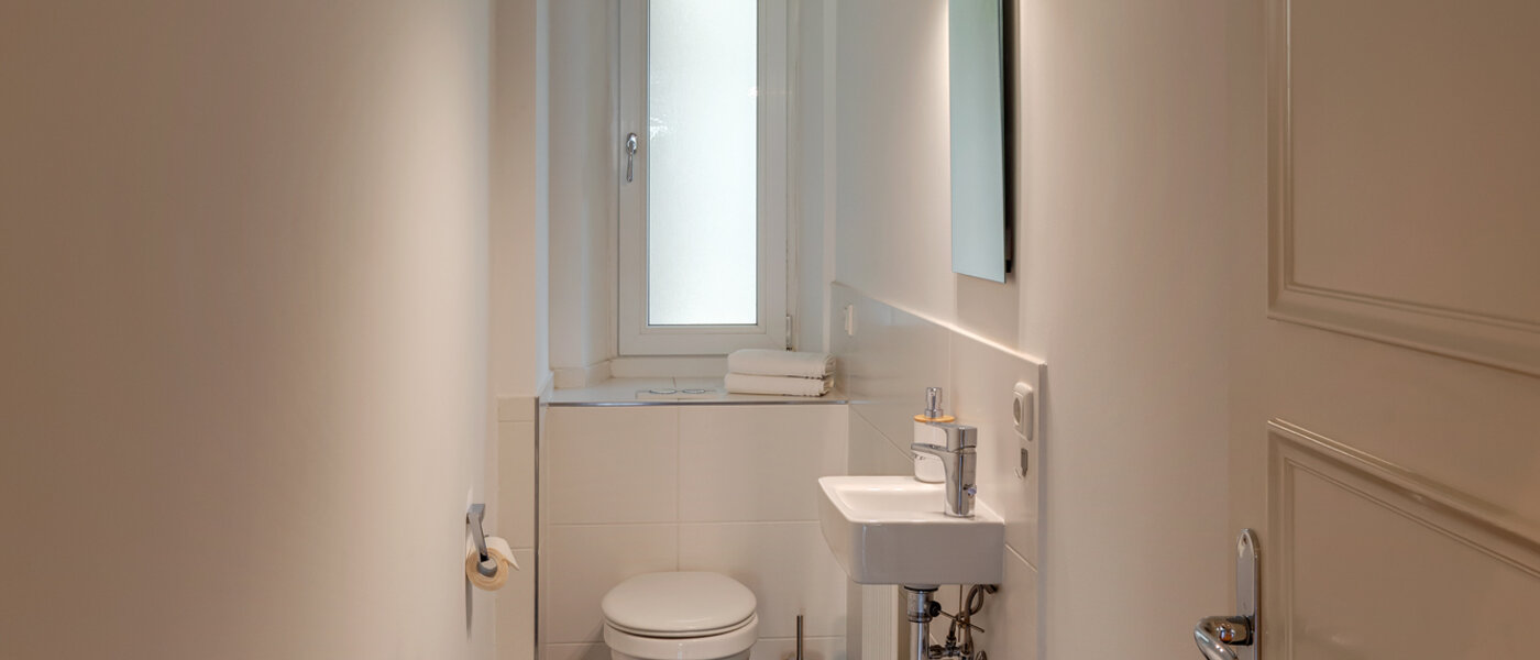 apartment München Haidhausen 01 separate toilet 13030