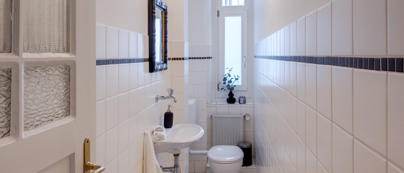 apartment München Lehel 01 guest toilet 13035