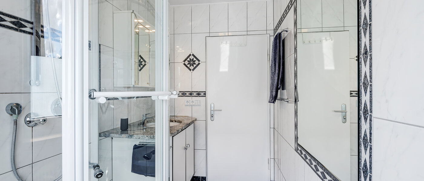 apartment München Berg am Laim 02 bathroom 13039