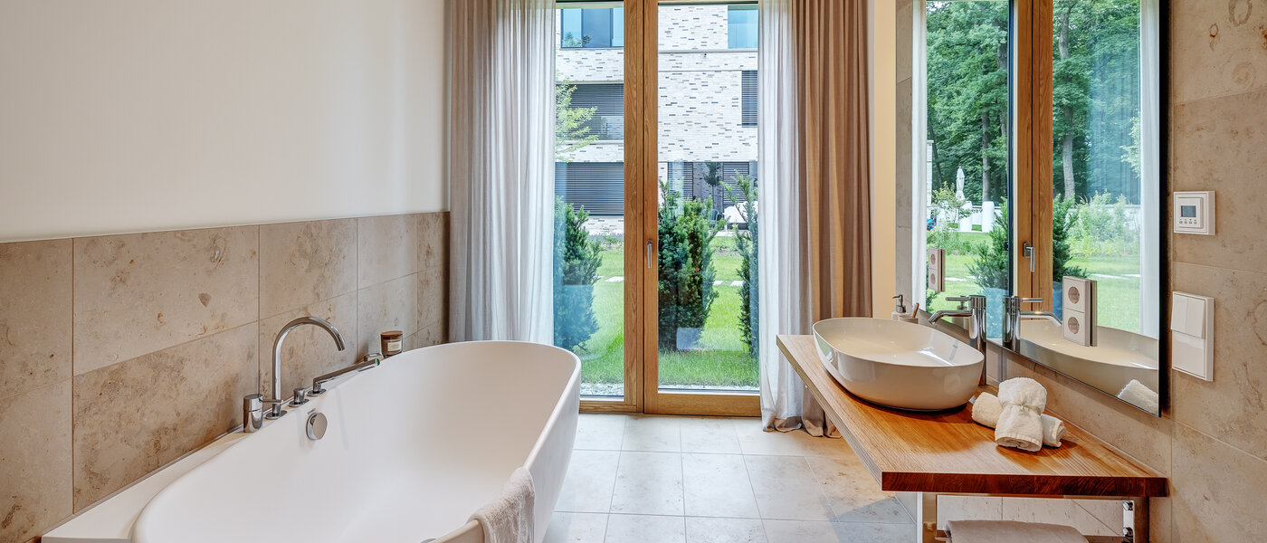 apartment with garden 	 München Harlaching 01 bathroom 13067