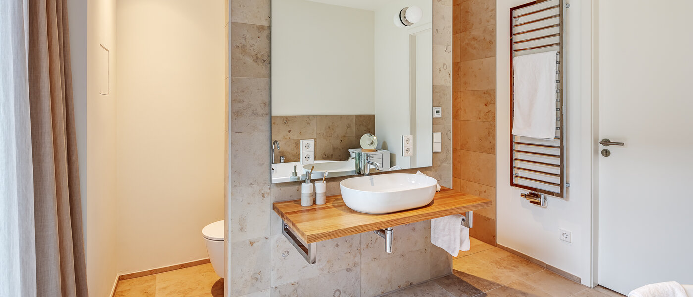 apartment with garden 	 München Harlaching 05 bathroom 13067