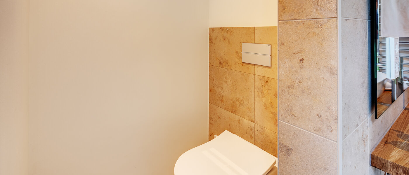 apartment with garden 	 München Harlaching 06 bathroom 13067