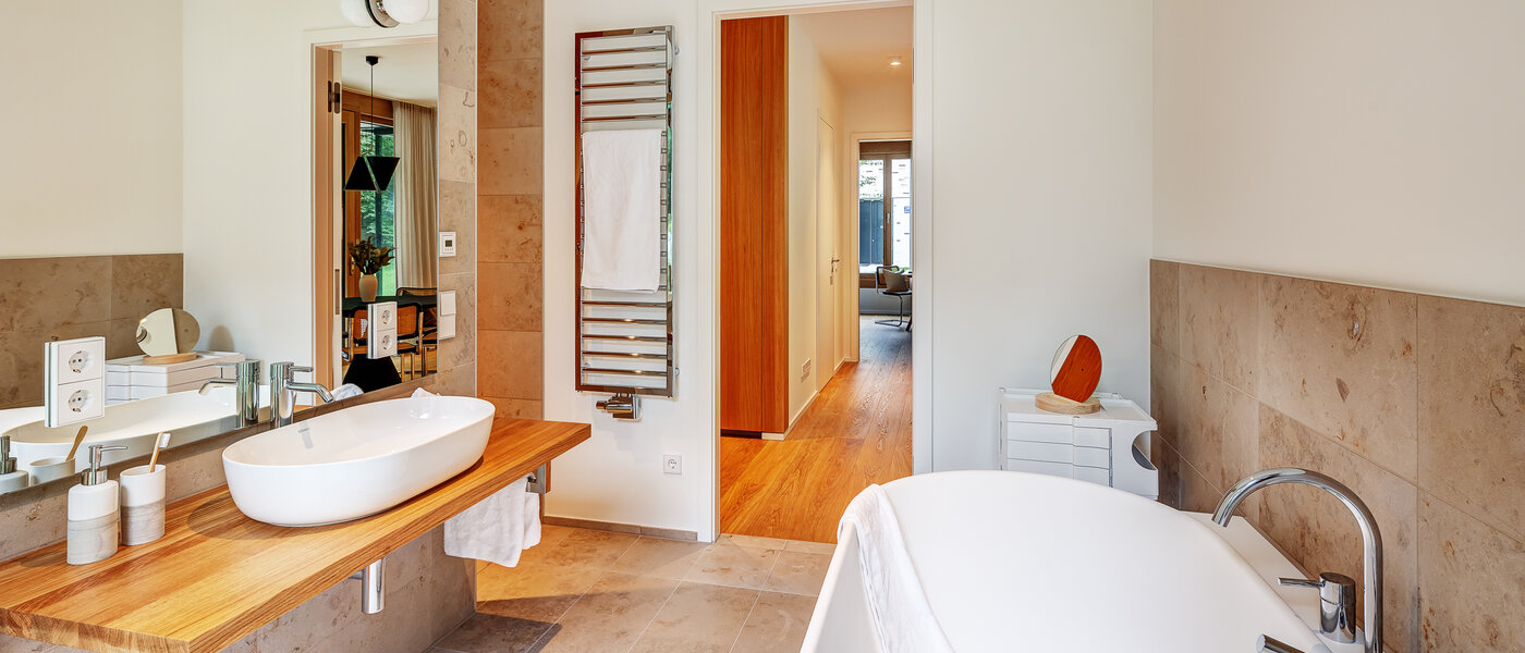 apartment with garden 	 München Harlaching 07 bathroom 13067