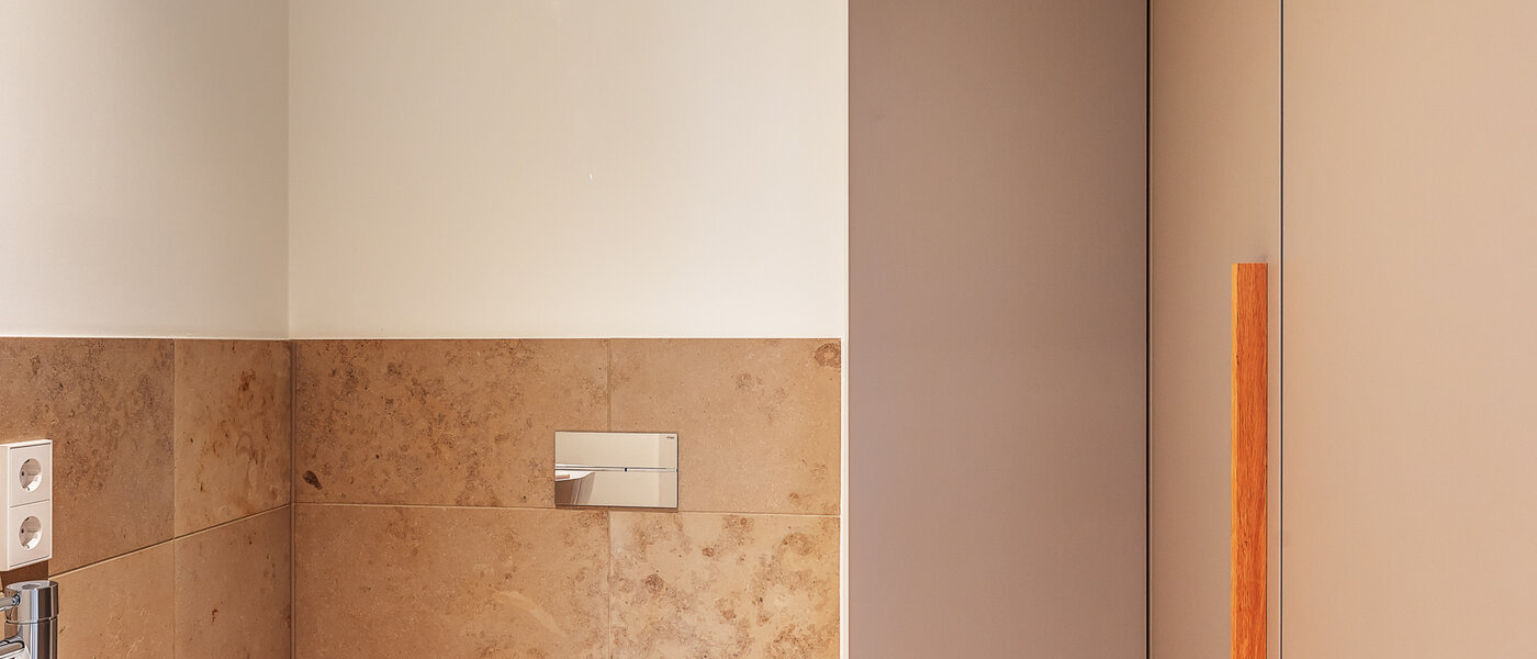 apartment with garden 	 München Harlaching 01 guest toilet 13067