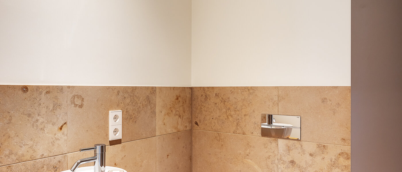 apartment with garden 	 München Harlaching 02 guest toilet 13067