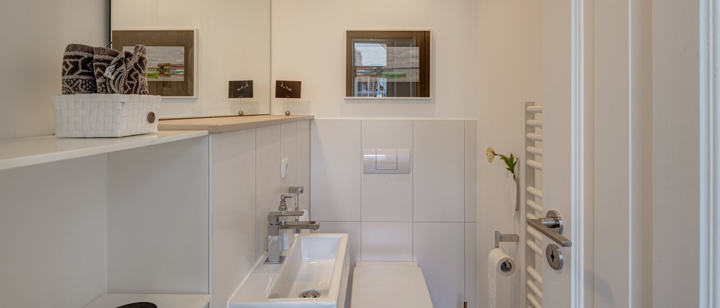 apartment München Schwabing-West (rund um den Hohenzollernplatz) 01 guest toilet 13089