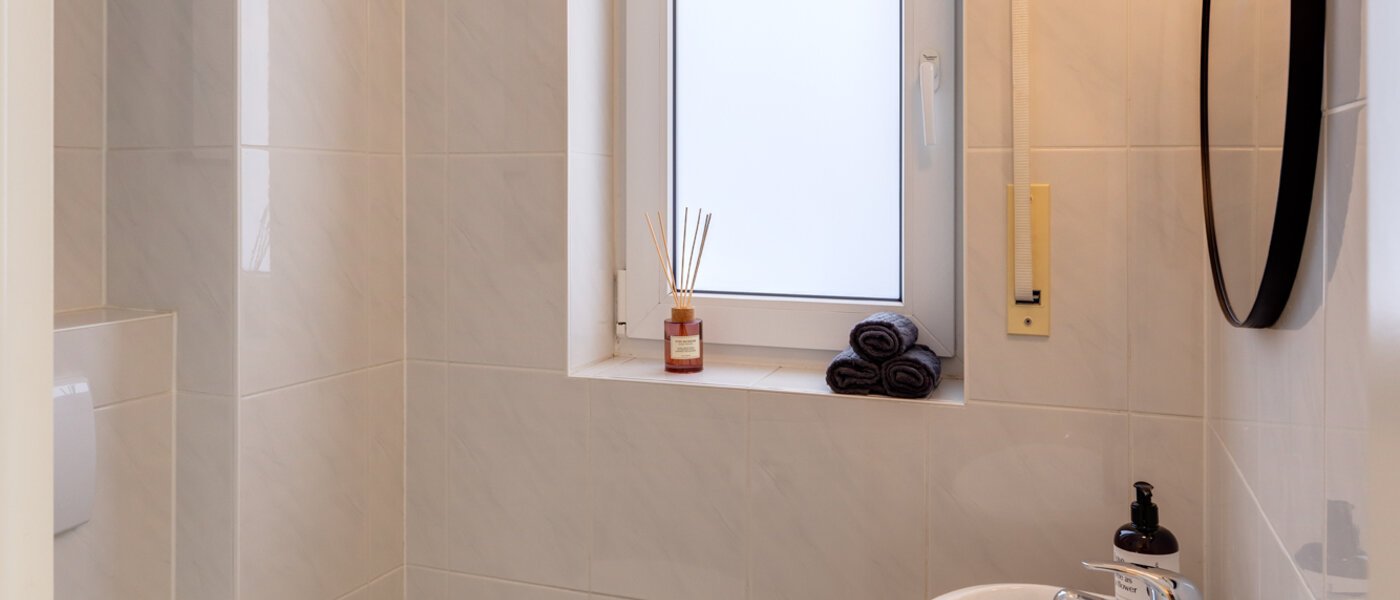 maisonette München Trudering 01 guest toilet 13109