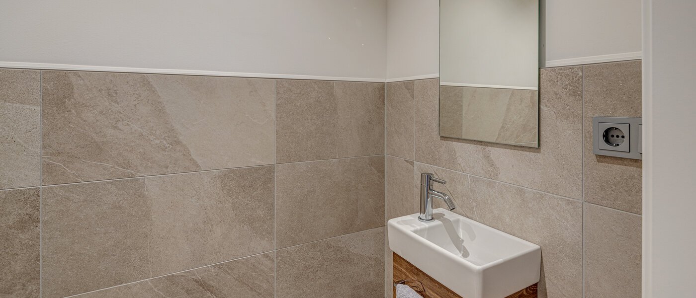 maisonette München Neuhausen 02 guest toilet 13127