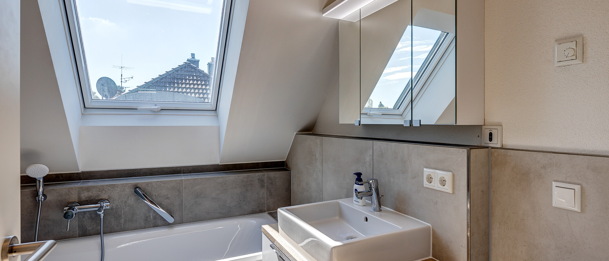 attic apartment München Trudering 01 bathroom 13137