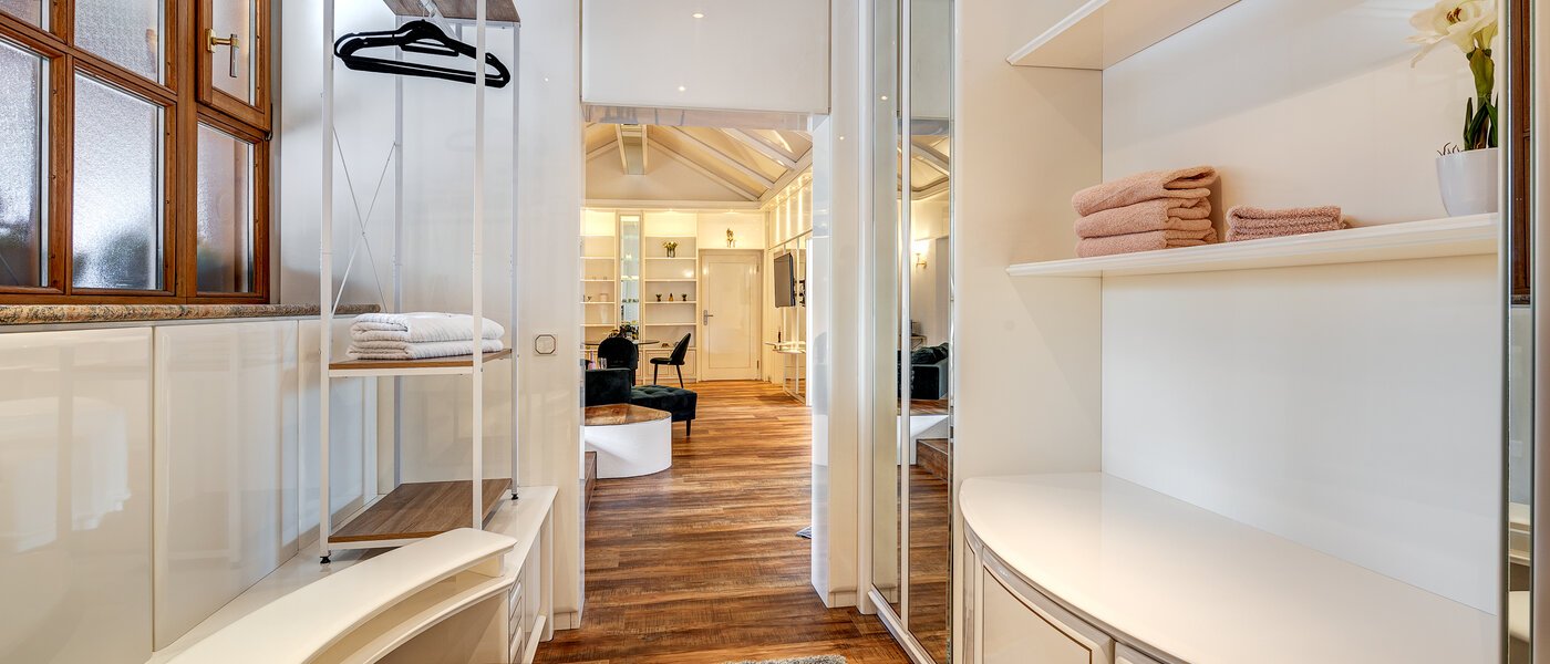 attic apartment Baldham 01 Walk-in closet 13188