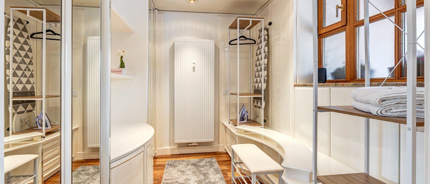 attic apartment Baldham 02 Walk-in closet 13188