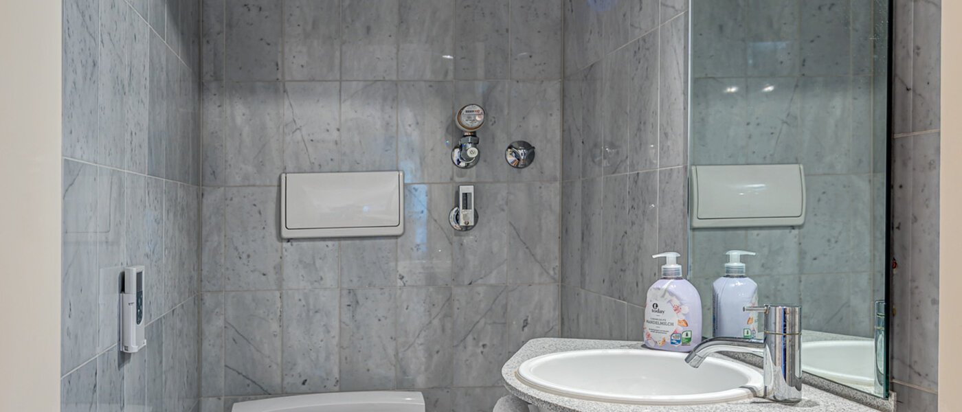 apartment München Altbogenhausen 01 separate toilet 13244