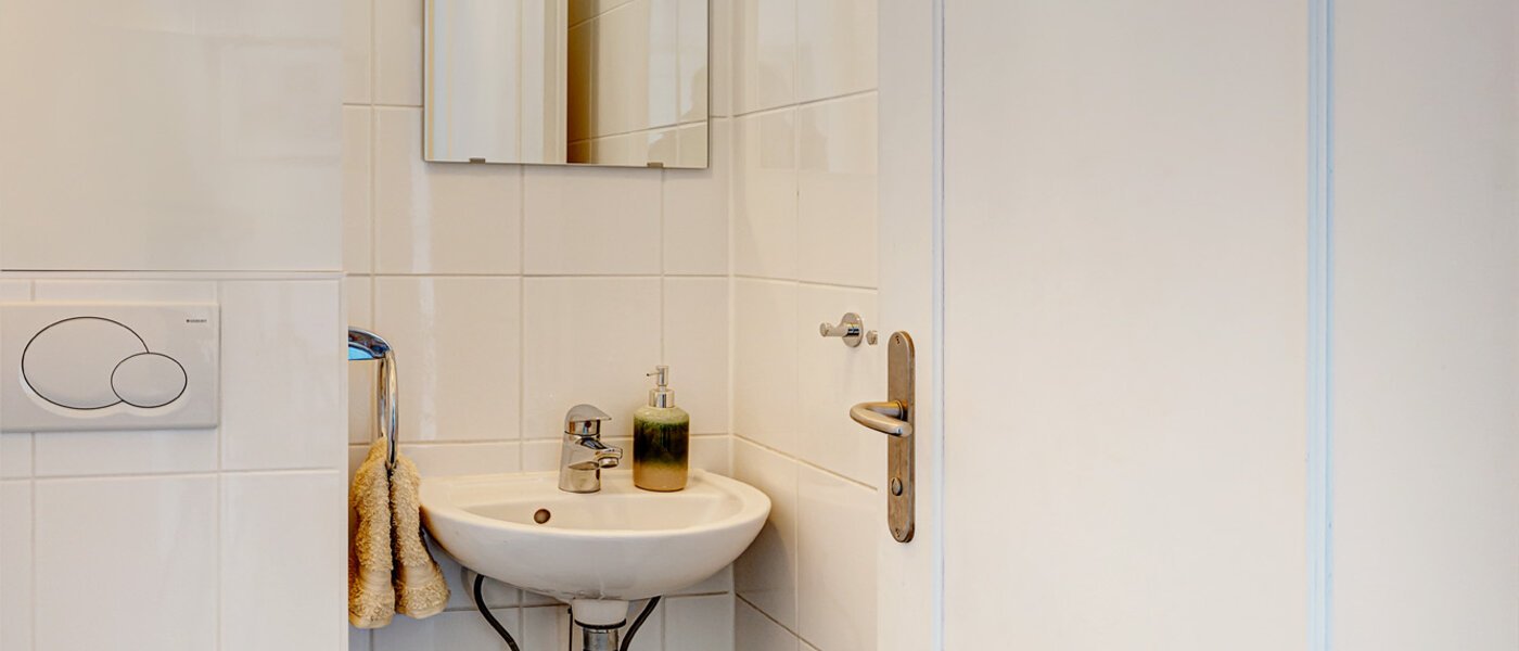 apartment München Nymphenburg 01 guest toilet 13273