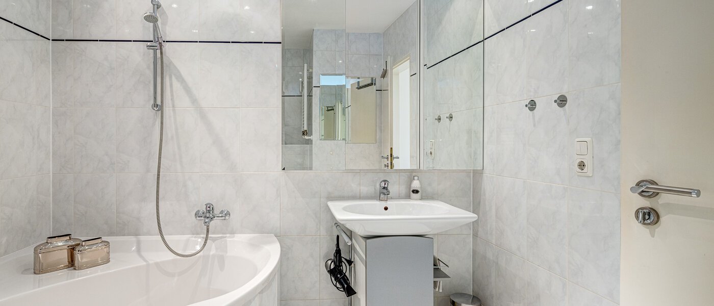 roof terrace apartment München Moosach 02 bathroom 13292