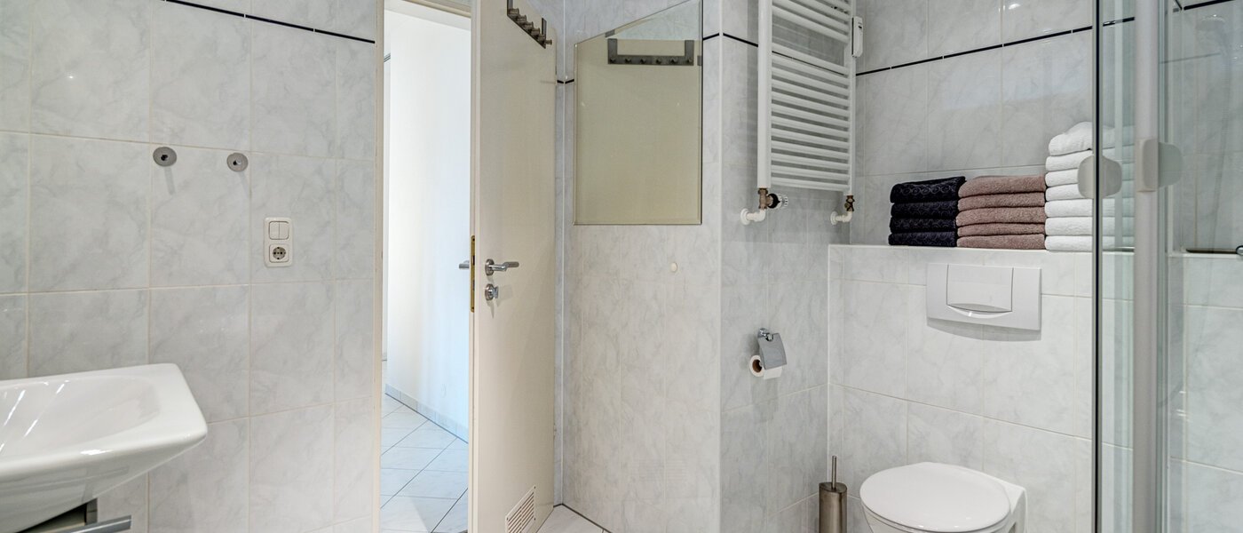 roof terrace apartment München Moosach 03 bathroom 13292