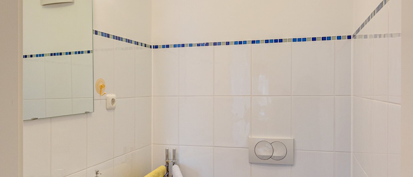 apartment München Schwabing-West 01 guest toilet 13298