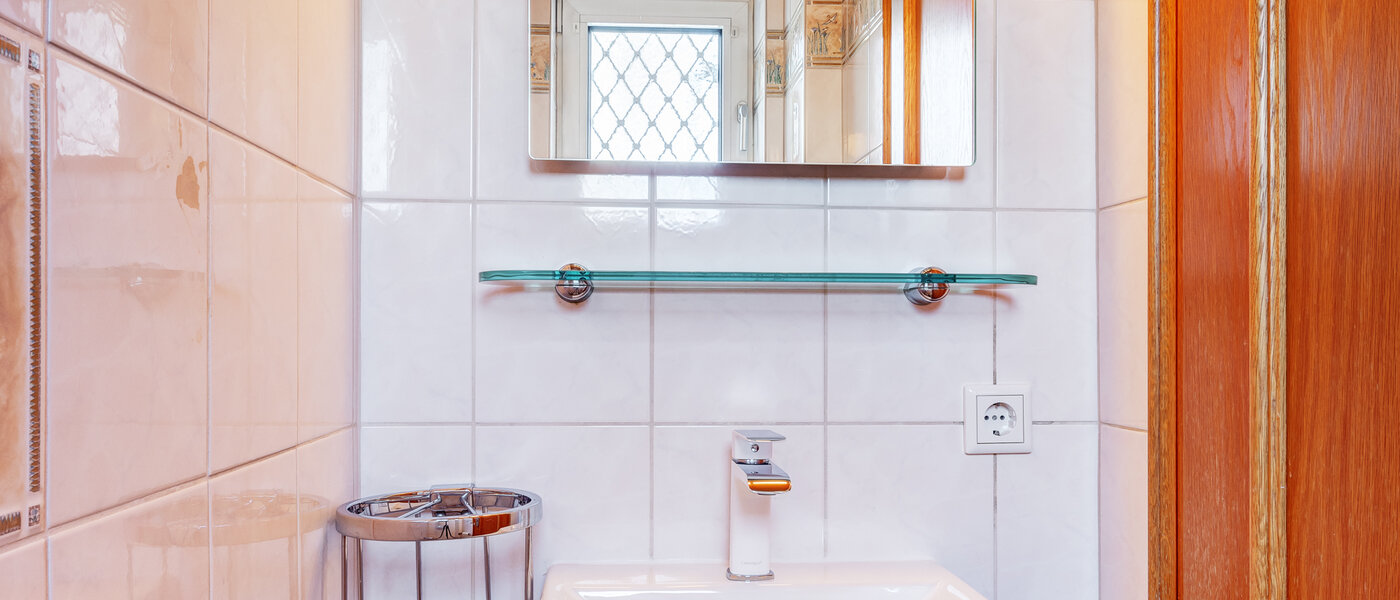 townhouse München Obersendling 01 guest toilet 13312