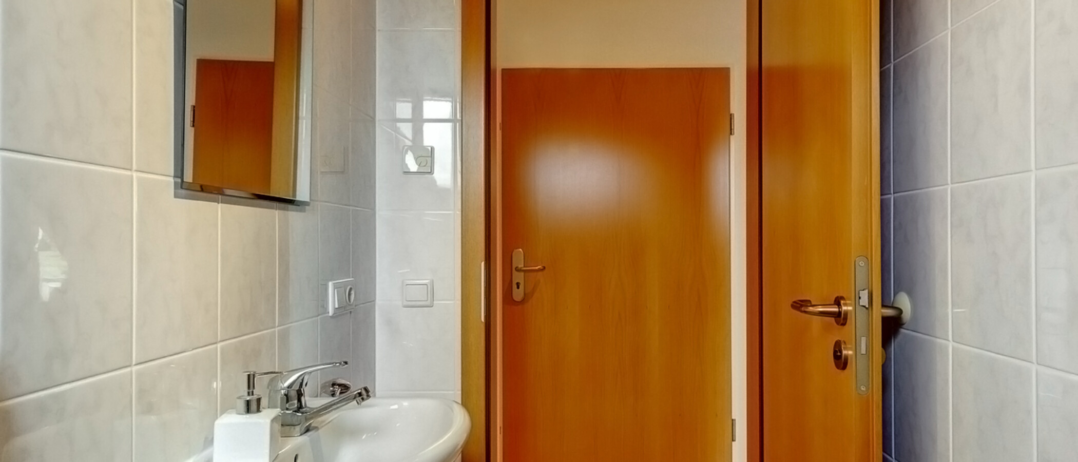 apartment München Berg am Laim 02 guest toilet 13337