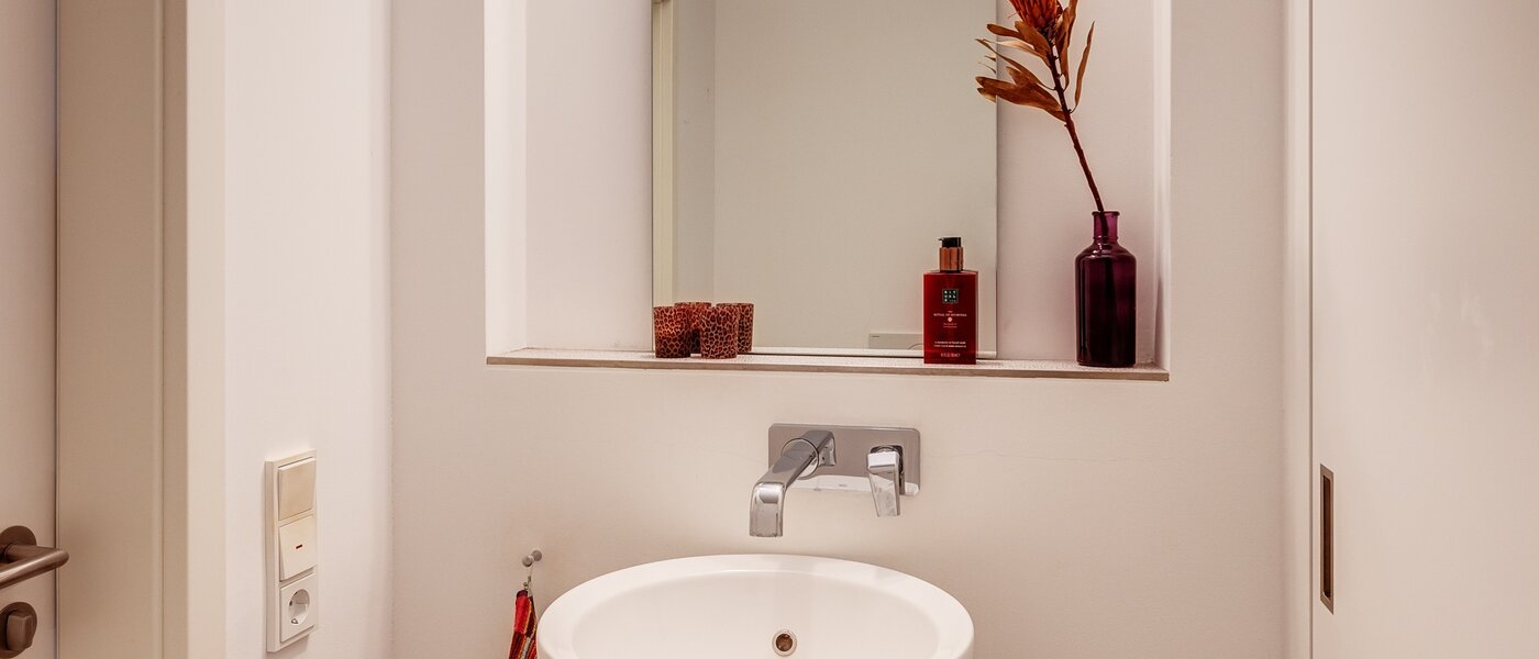 penthouse München Solln 01 separate toilet 13410