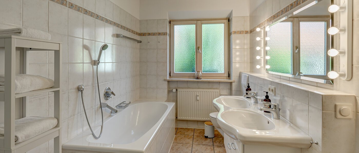 apartment with garden 	 Schliersee 01 bathroom 13576