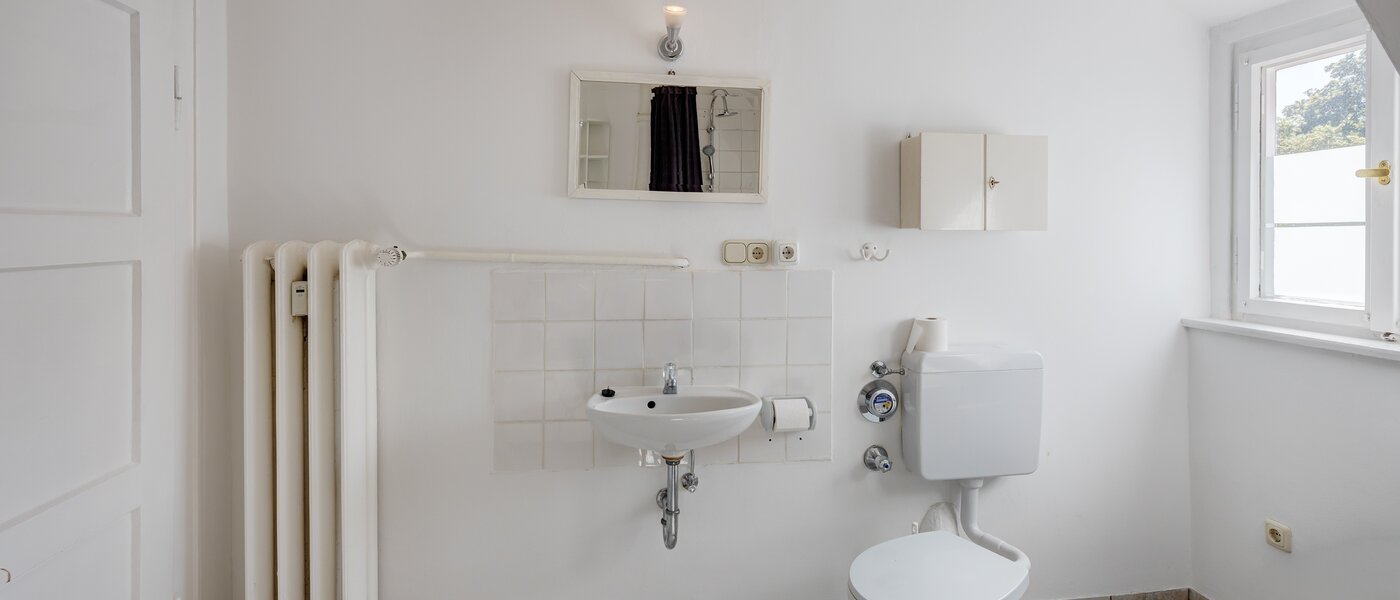 attic apartment München Nymphenburg 05 bathroom 13654