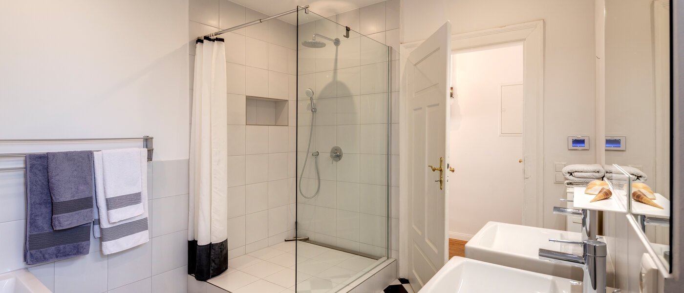 apartment München Glockenbachviertel 03 bathroom 13665