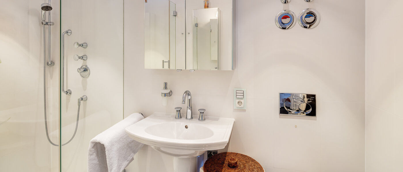 attic apartment München Solln 03 bathroom 13669