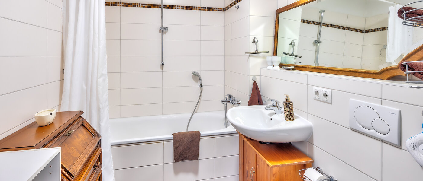 apartment Unterhaching 01 bathroom 13690