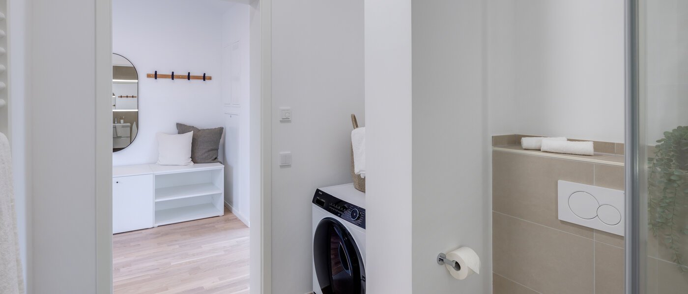 attic apartment Haar 03 bathroom 13695