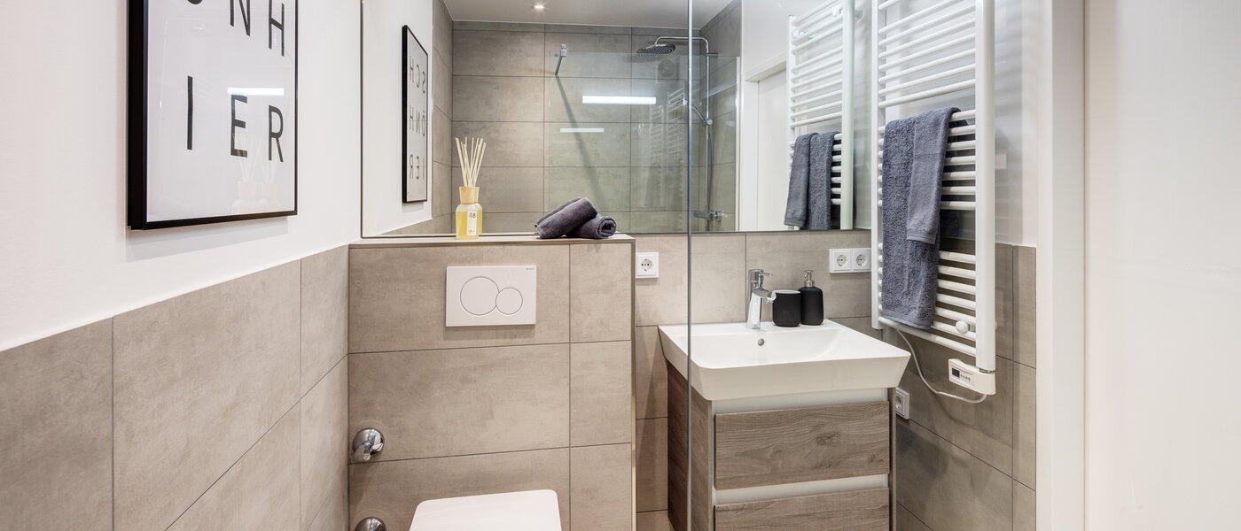 apartment München Arabellapark 01 bathroom 13725