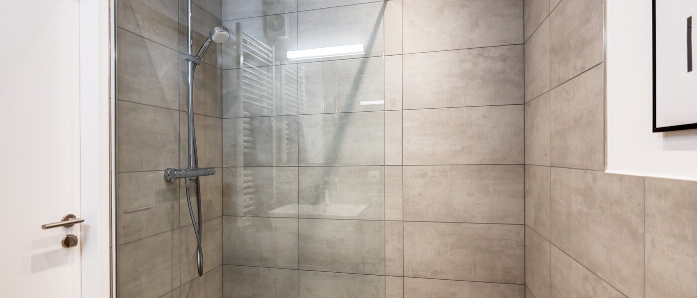 apartment München Arabellapark 03 bathroom 13725