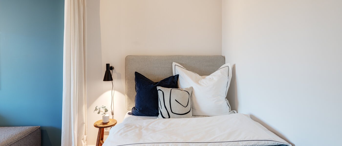 apartment München Arabellapark 01 sleeping area 13725