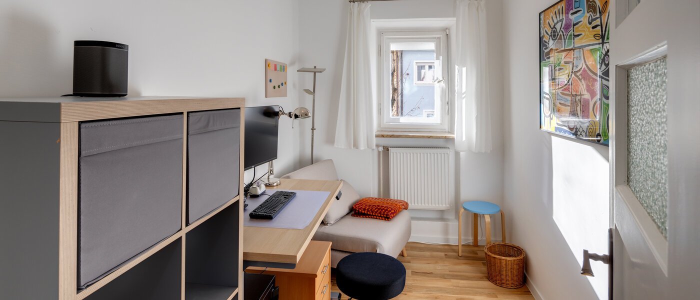 apartment München Schwabing 01 Workspace/Guestroom 13786