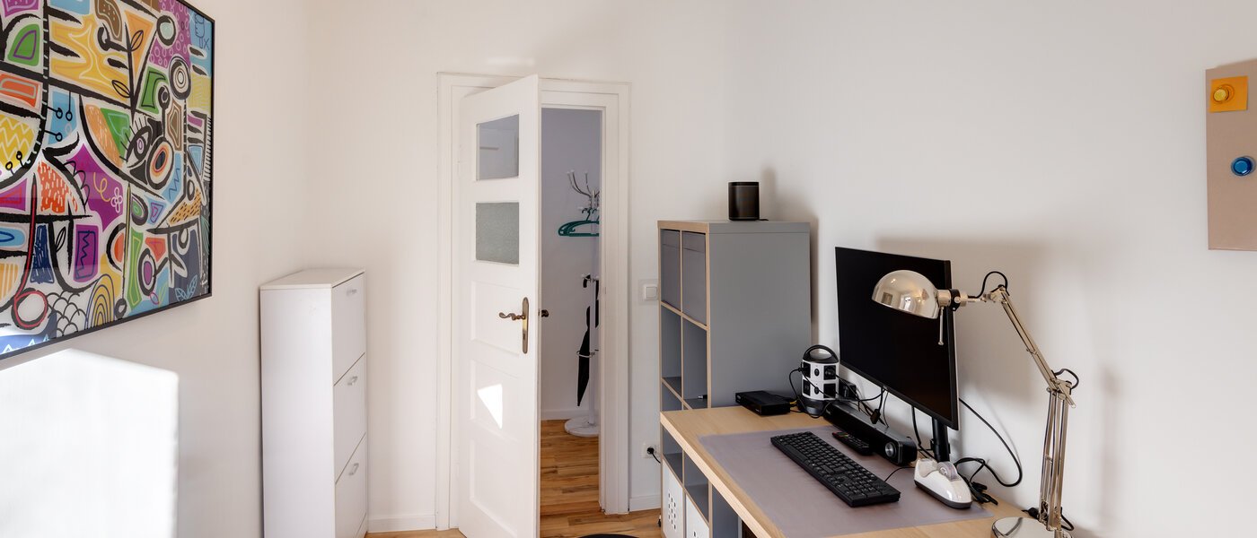 apartment München Schwabing 02 Workspace/Guestroom 13786