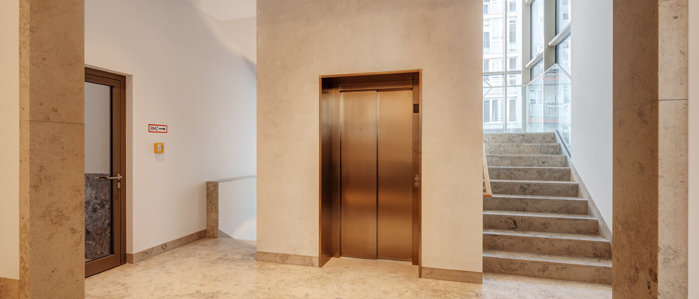 apartment München Lehel 02 staircase 13792