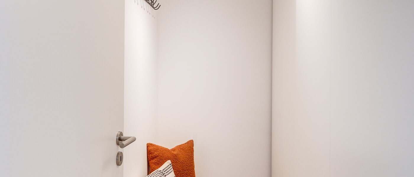 apartment München Neuhausen 01 dressing room 13806