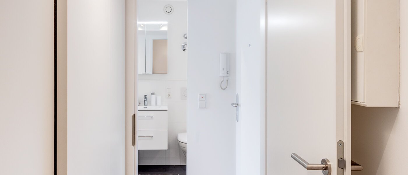 apartment München Neuhausen 02 dressing room 13806