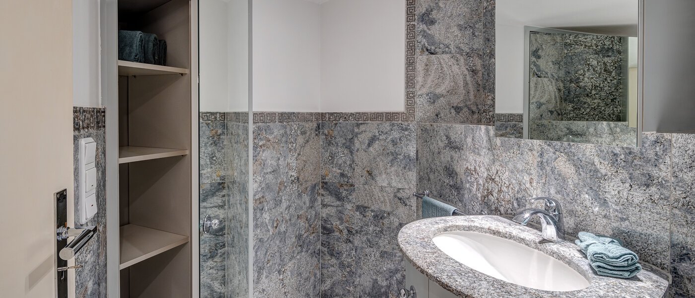 maisonette-gallery apartment München Bogenhausen 03 2. bathroom 13849