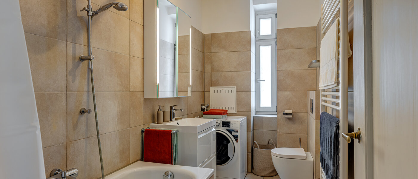 apartment München Glockenbachviertel 02 bathroom 13888